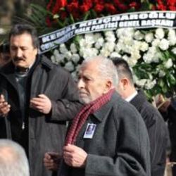 Emin Çölaşan annesini toprağa verdi