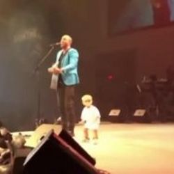 Babası şarkı söylerken bir anda sahneye fırladı - Video