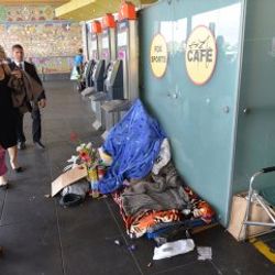 Melbourne’de evsizler sokaklara geri döndü