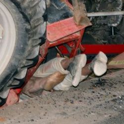 Baba oğul traktörün altında hayat mücadelesi verdi