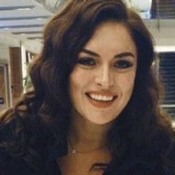 Ezgi Mola saçlarından yana dertli