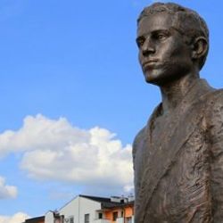 Savaşın fitilini ateşleyen Sırplının heykeli dikildi