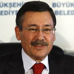 Gökçek engelli asansörünü kıran geziciyi deşifre etti