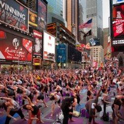 New York Times Meydanı'nda binlerce kişi yoga yaptı