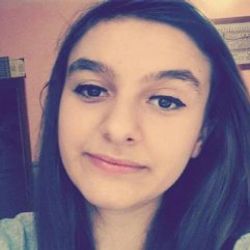 Cinnet getiren baba kızını ve karısını bıçakladı