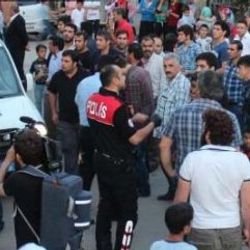 Küçük kızı taciz eden adamı mahalleli linç etmek istedi