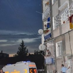 Bir ay önce evlendi karısının karşısında intihar etti