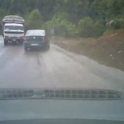 Zonguldak'ta kamyonun 3 otomobile çarptığı an kamerada