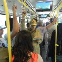 Metrobüste, heykel kılığında ‘Kitap okuma’ projesi