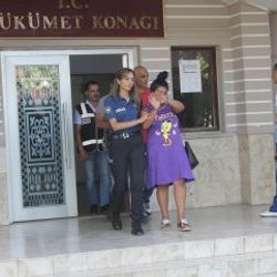 Polisten kaçarken bile hırsızlık yaptılar