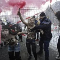 FEMEN'ler Davos'ta çıplak eylem yaptı