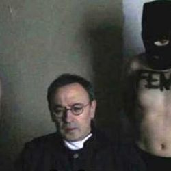 FEMEN papaz kaçırdı İZLE