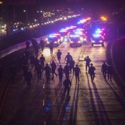 Amerikalı göstericiler CNN'i protesto etti İZLE