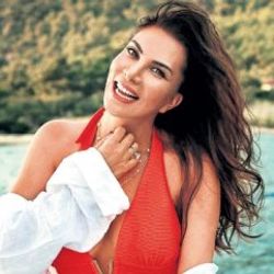 Ebru Yaşar eşinin gömleklerini giyiyor