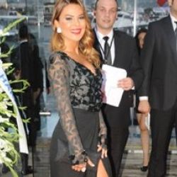 Özlem Yıldız'dan derin yırtmaç