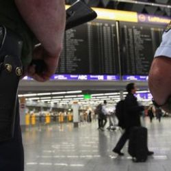Frankfurt Havalimanı'nda biber gazlı saldırı