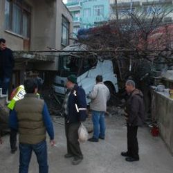 Freni boşalan kamyon evin bahçesine girdi