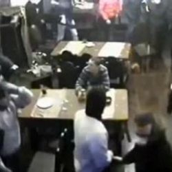 Kafeye baskın yapılırken kahvesini yudumlayan Rusyalı