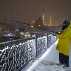 Galata Köprüsü'nde yoğun kar altında balık tuttular