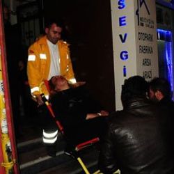 Fatih'te evli çifti evlerinde dövüp gasp ettiler