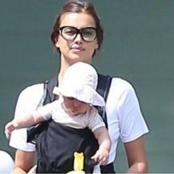 Irina Shayk bebeğini gezdirmeye makyajsız çıktı