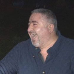Aracı suya gömülen adam gülme krizine girdi