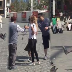 Güvercinleri kullanarak fotoğraf çeken amca