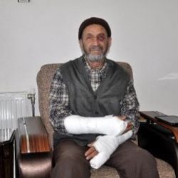 Yaşlı adama saldırıp kollarını kırdılar