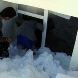 Hakkari'de öğrenciler sınıflarına camdan giriyor