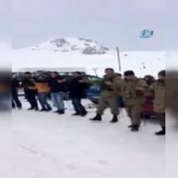 Hakkarililer ile askerlerin birlik beraberlik halayı
