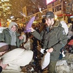Hamburg'da şiddete karşı yastık savaşı