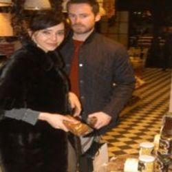 Hande Ataizi eşini mesir macunuyla besliyor