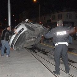 Ölümcül kazadan hava yastığıyla kurtuldular