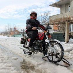 Motosikleti kar kızağına çeviren vatandaş
