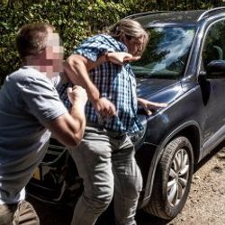 Hollanda polisi foto muhabirinin fotoğraflarına el koydu