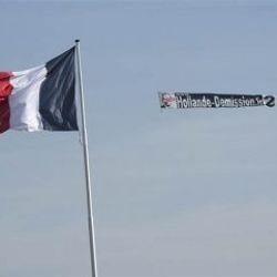 Hollande'a uçakla pankartlı istifa çağrısı