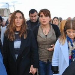 Hülya Avşar Suruç'taki Kobanililer'i ziyaret etti