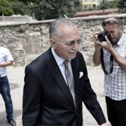 İhsanoğlu cuma namazını Yeniköy Merkez Camisi'nde kıldı