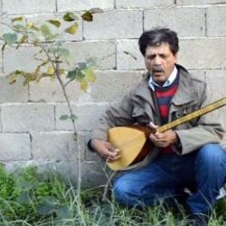 Aydınlı saz ustası ağaçlarını türküyle büyütüyor İZLE