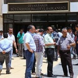 Diyarbakır'da belediye binasına saldırı
