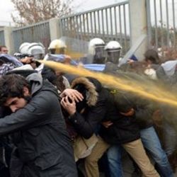 Cumhurbaşkanlığı Sarayı'na yürümek isteyen gruba müdahale