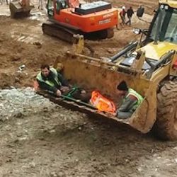 Yaralı inşaat işçisi kepçe ile taşındı