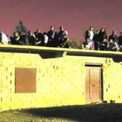 Suruç'ta köylüler çatışmaları damdan izliyor