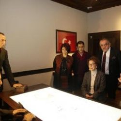 İnönü'nün kızı babasının heykeliyle karşılıklı oturdu