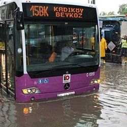 İstanbul'da sağanak yağış su baskınlarına neden oldu