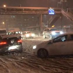 E-5'te karda kalan sürücüler ters istikamete döndü