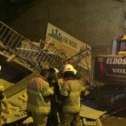 İzmir'de 3 katlı bina çöktü