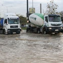 İzmir'de sağanak yağış etkili oldu İZLE