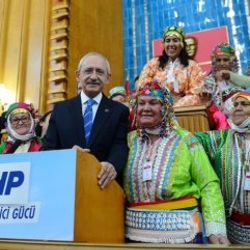 Kılıçdaroğlu Yırcalı köylülerle kürsüde fotoğraf çektirdi