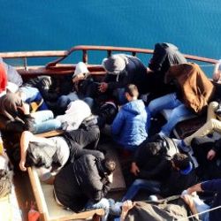 Kaçakları taşıyan teknenin kaptanı denize atlayıp kaçtı